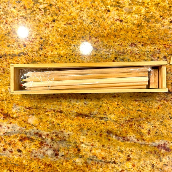 NIB⭐️WOODEN PENCIL BOX WITH 12 COLORED PENCILS AND SHARPENER-SAYS BE INCREDIBLE - Picture 2 of 5